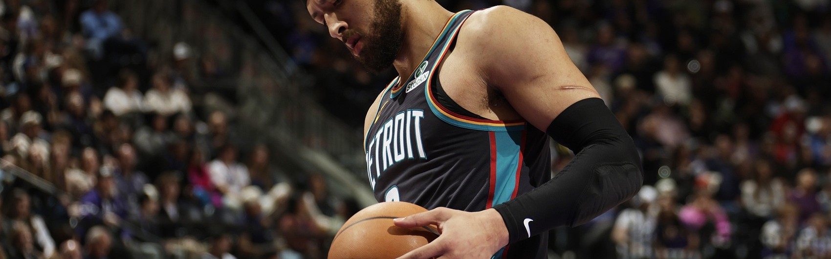 足球知识-16中3&amp;三分7中0得10分！奥特：我们换防坎宁安对他进行持球压迫