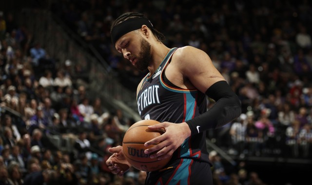 足球知识-16中3&amp;三分7中0得10分！奥特：我们换防坎宁安对他进行持球压迫