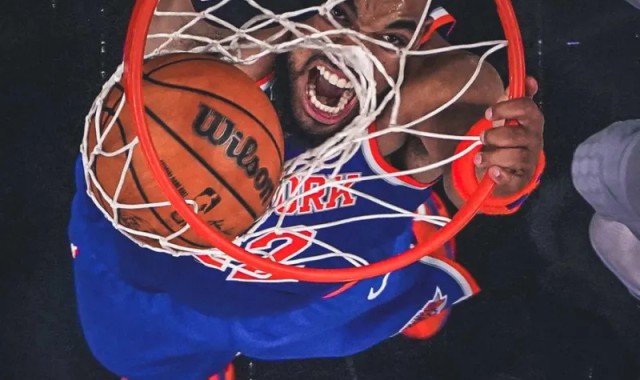 篮球资讯-半场砍下17分！NBA官方分享唐斯无视防守双手暴扣的霸气瞬间